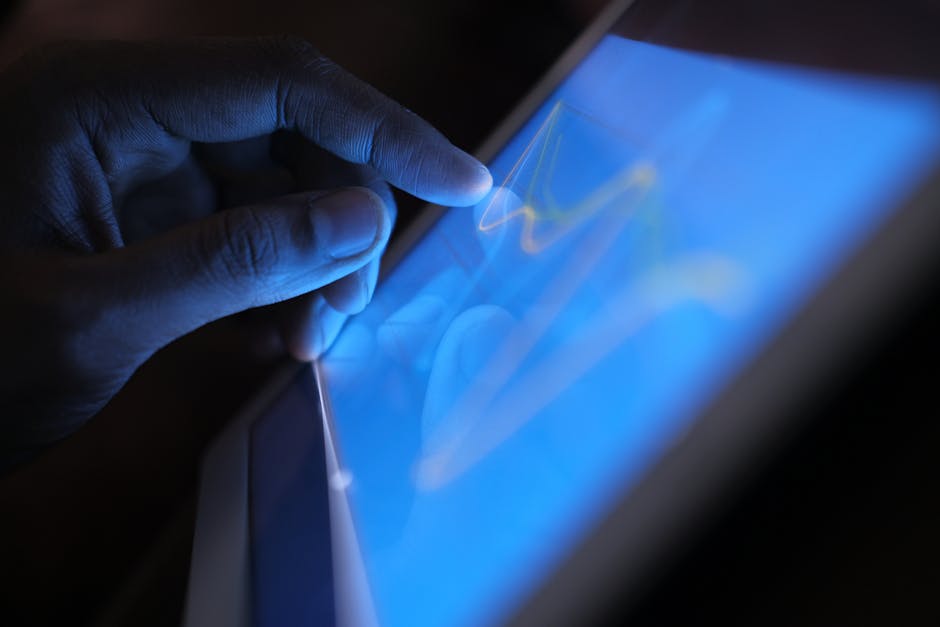 Ruka koja interagira s touch screen tabletom